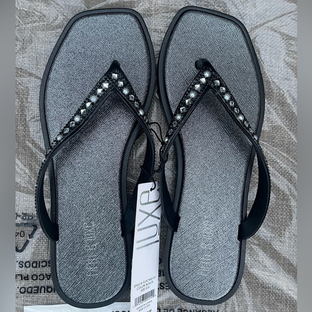 free with any purchase over 30$
Just add it to your bundle, Fifth & Luxe Black
